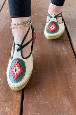 Alternative view of Krem Kırmızı İpli Model Desenli Çarık-IMC28